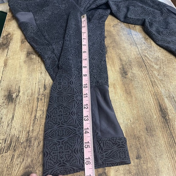 ATHLETA Low Rise Capri Bare to Run Leggings - Picture 5 of 8